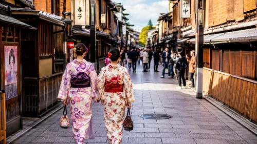 Explore Hanamikoji Dori